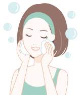 石鹸で洗顔する女性