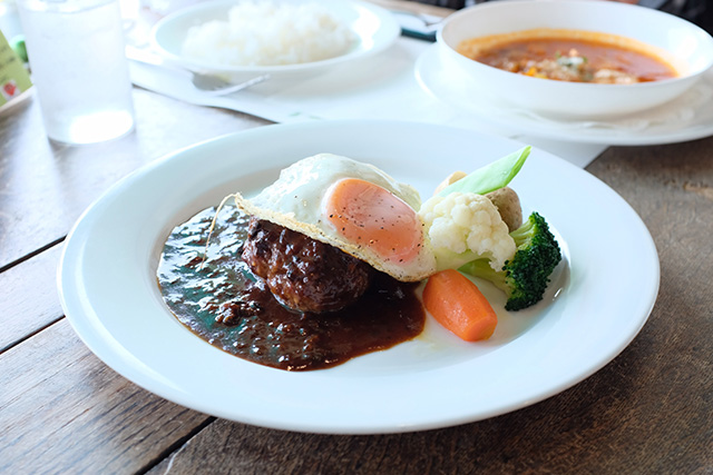 肉類、魚類、卵、牛乳、ヨーグルトなど必須アミノ酸を多く含む食べ物