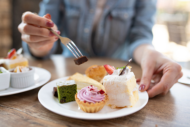 甘い物の食べ過ぎは肌の糖化の原因に…