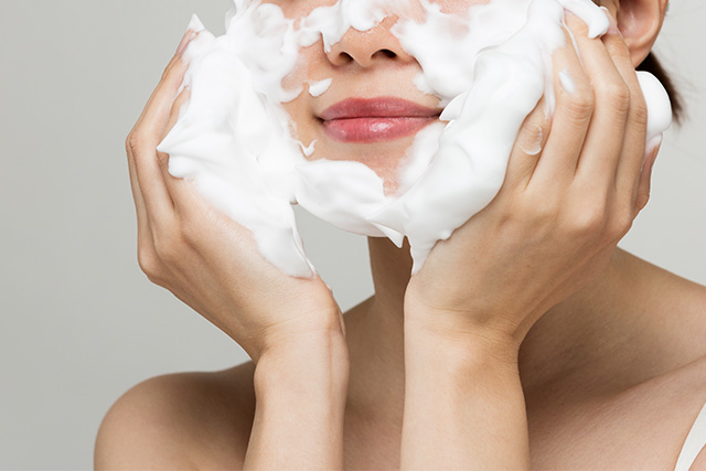 顔のテカリの原因は、拭き取りの刺激と洗い過ぎの乾燥！