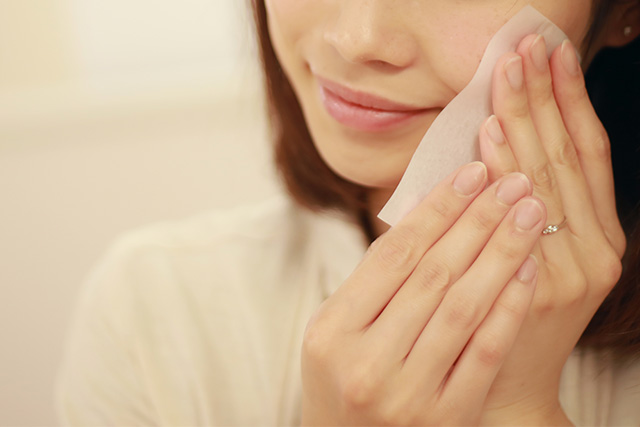 皮脂の拭き取り注意！顔のテカリの原因と８つの対策＆改善法