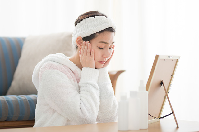 毛穴のたるみの対策で保湿する女性