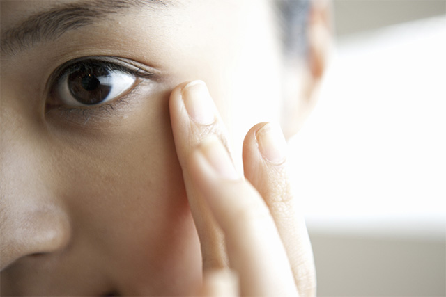 目の周りの色素沈着の原因は？まぶたや目元のくすみの改善法