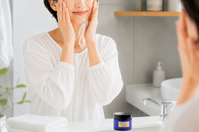 無添加保湿クリームを頬に塗る女性