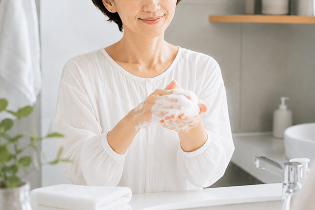 無添加洗顔石鹸を泡立てる女性