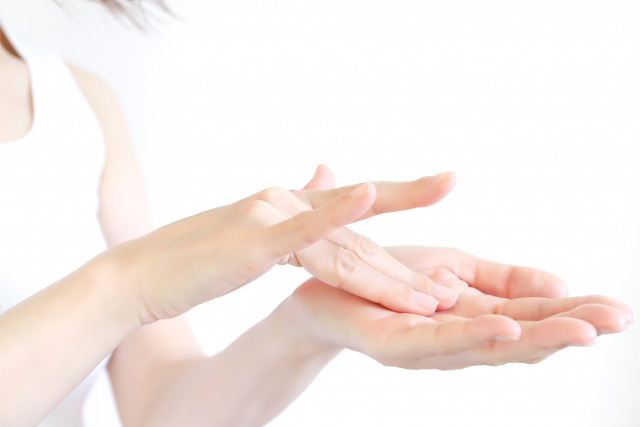 角質肥厚の自分でできる治し方!ピーリングがいいって本当?